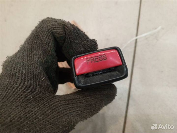 Замок ремня безопасности передний левый Mitsubish