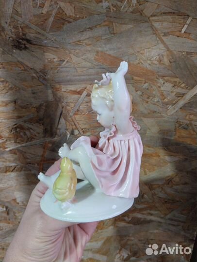 Статуэтка Девочка с цыплёнком Германия Карл Энс