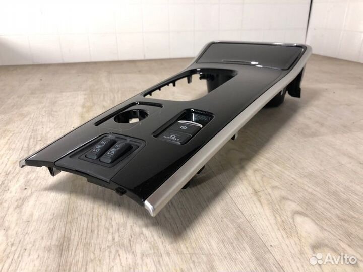 Консоль между сидений передний Mitsubishi