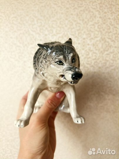 Фигурка волк