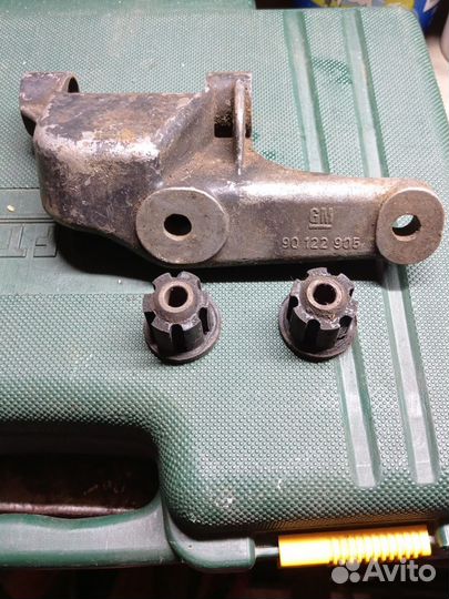 Кронштейн генератора 90122905 Opel Frontera A