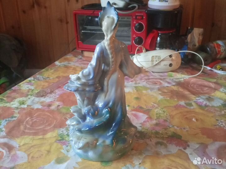 Статуэтка хранительница каменного цветка. Гжель