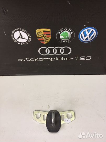 Ответная часть замка багажника задняя