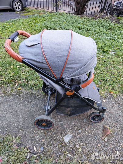 Прогулочная коляска с утепленной накидкой