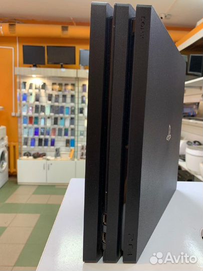 Sony PlayStation 4 Pro (1TB) (CUH-7208B)