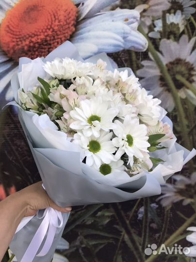 Букет с ромашками и альстромерией