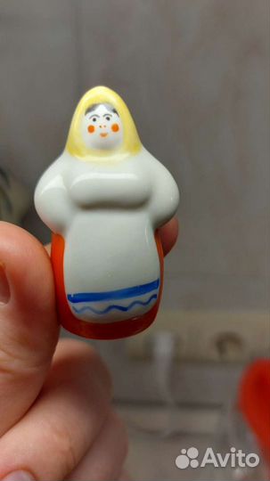 Фаpфорoвaя cтатуэтка Матрeшка