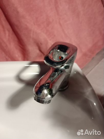 Полукруглая раковина с краном в санузел