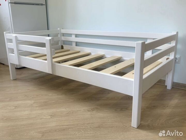 Кровать детская из массива