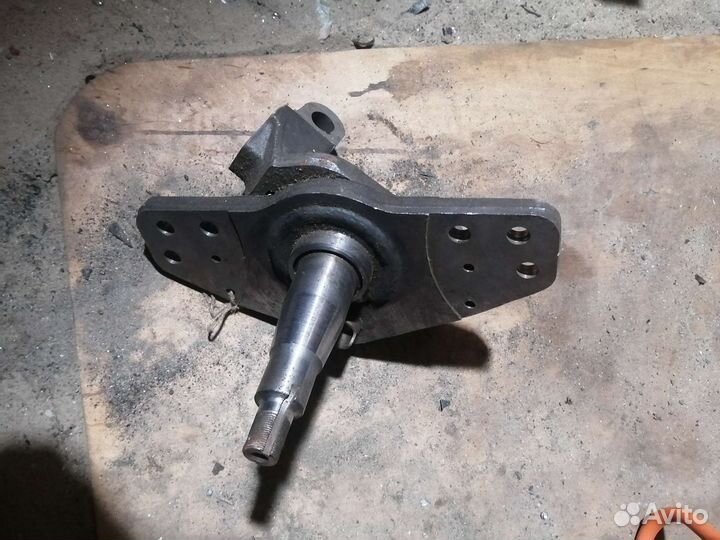 Кулак поворотный левый