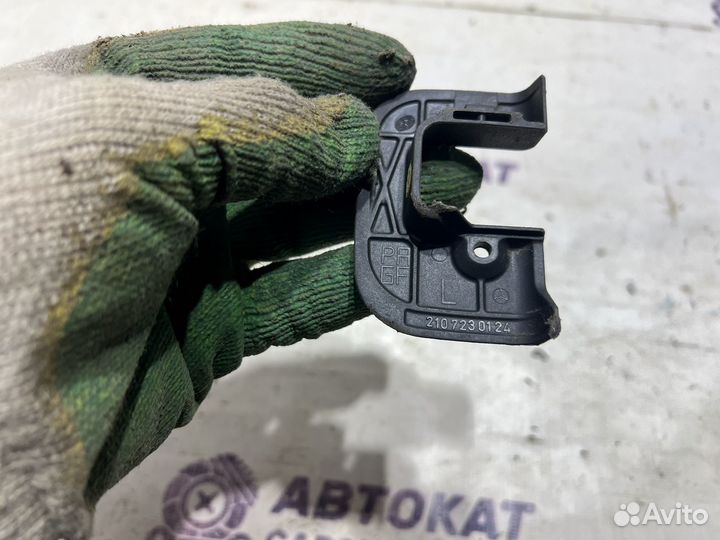 Накладка замка левая Mercedes W210