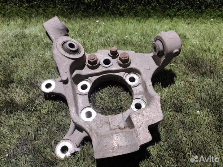 Цапфа задняя левая Nissan Stagea VQ25DET