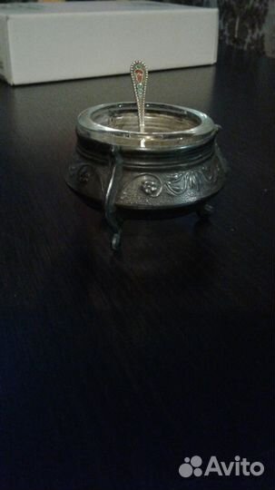 Салонка с серебрянной ложечкой