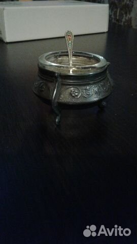 Салонка с серебрянной ложечкой