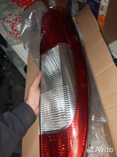 Фонарь задний правый на мерседес 639