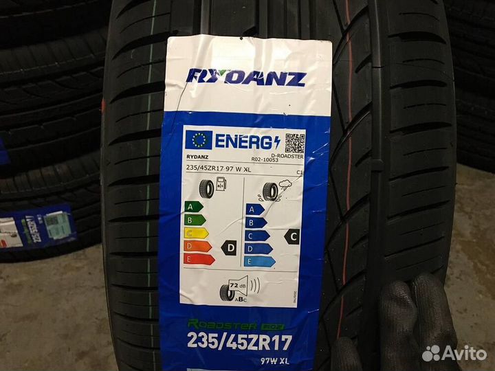 Rydanz Roadster R02 235/45 R17 97W