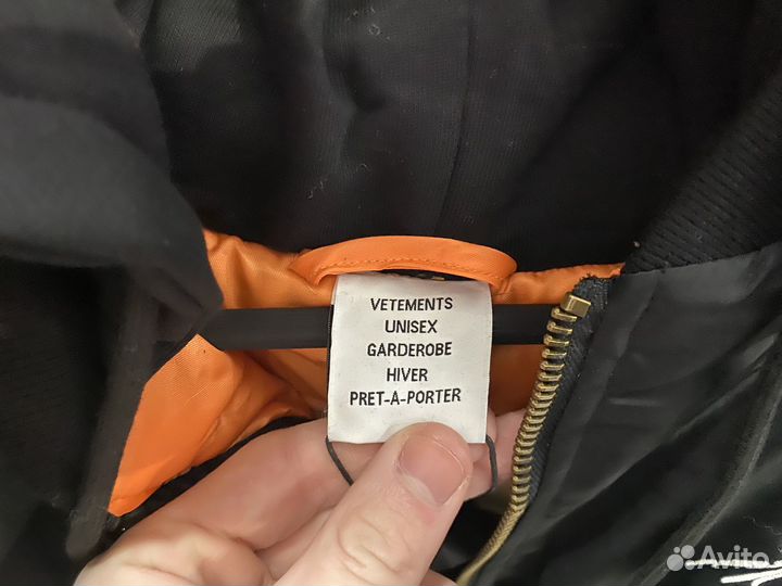 Бомбер vetements total darkness tfd на руках