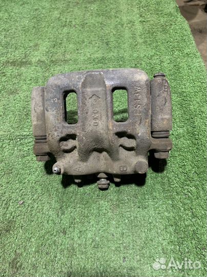 Передний правый тормозной суппорт Pajero 4