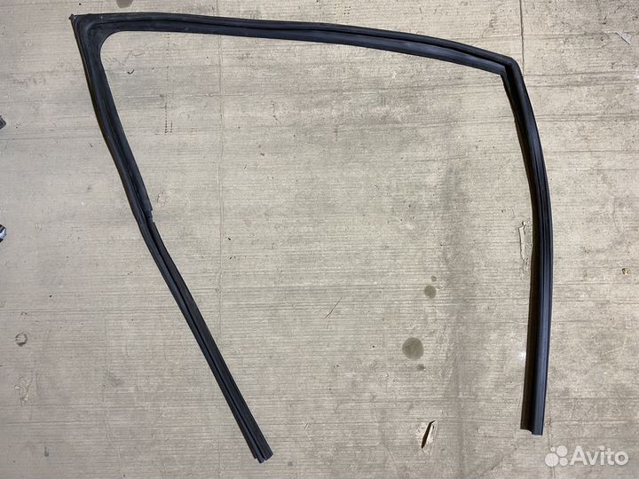 Уплотнитель стекла передний правый Renault Logan 2