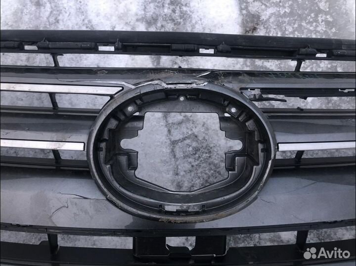 Решетка радиатора с дефектами Lexus LX с 2015