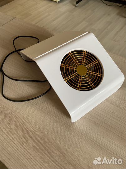 Стол для маникюра с материалами для маникюра