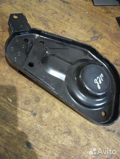 Нижние чашки передних пружин Нива