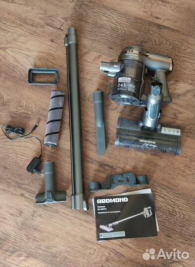 Вертикальный беспроводной пылесос Redmond RV-UR374