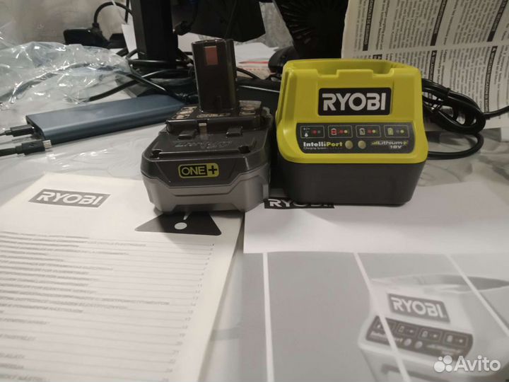 Аккумуляторная батарея и зарядное устройство Ryobi