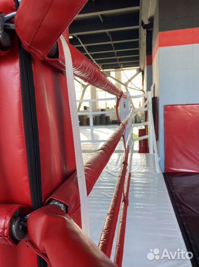 Боксерский ринг на помосте (мелалл)