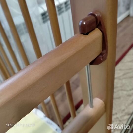 Детская кроватка с маятником и ящиком