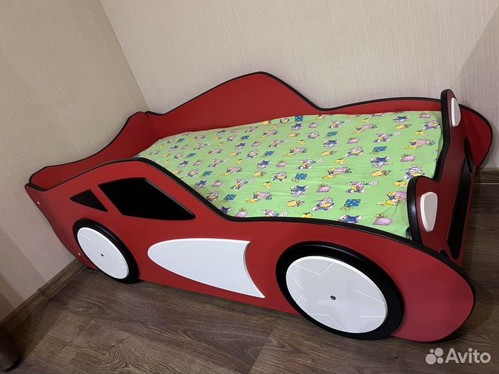 Детская кровать машина с матрасом + комплект белья