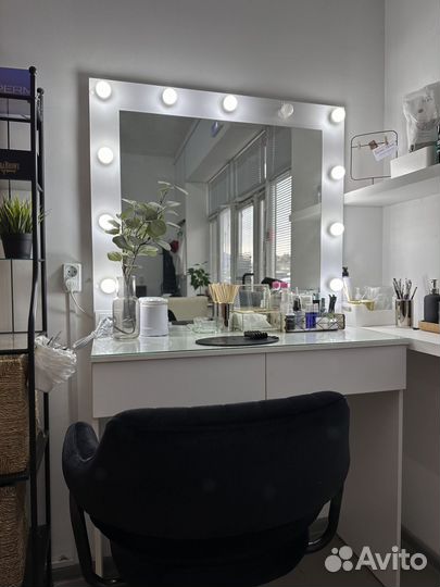 Гримерный стол с зеркалом