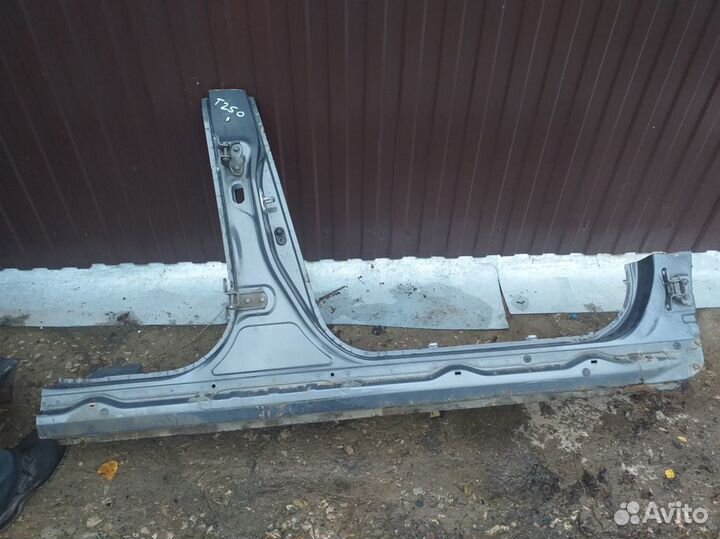 Порог правый Toyota Avensis T250 седан