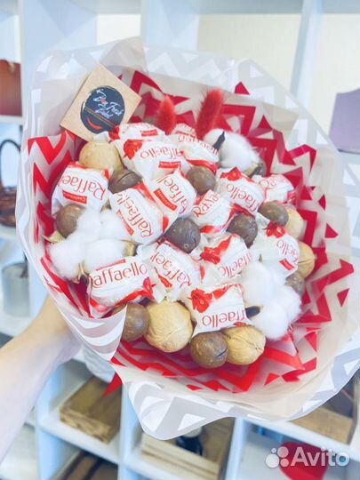 Букет из рафаэлло и орехов