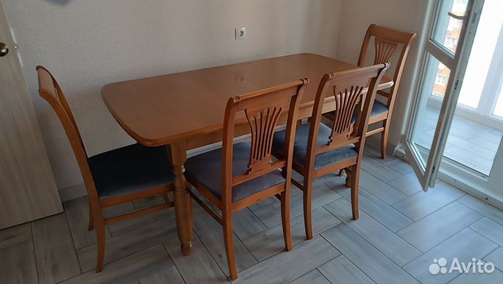 Стол со стульями