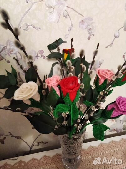 Вязанные подушки, салфетки, конфетница, цветы