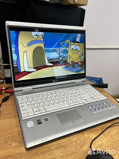 Ноутбук LG в хорошем внешнем состоянии