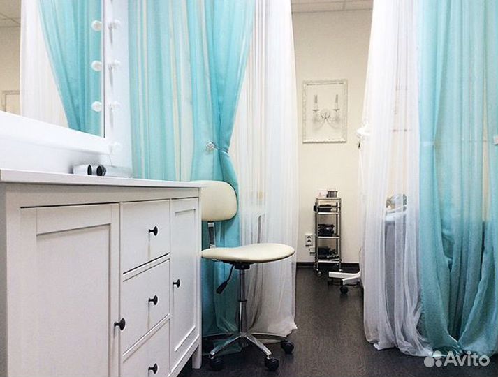 Мастер по наращиванию ресниц