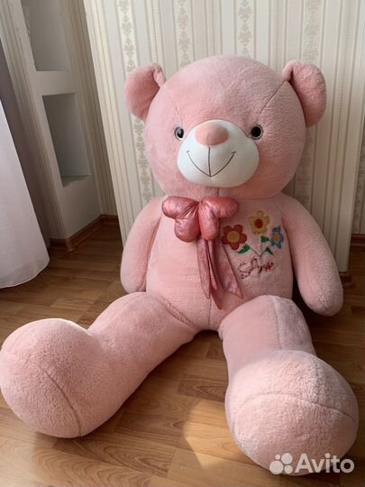 Большой плюшевый медведь