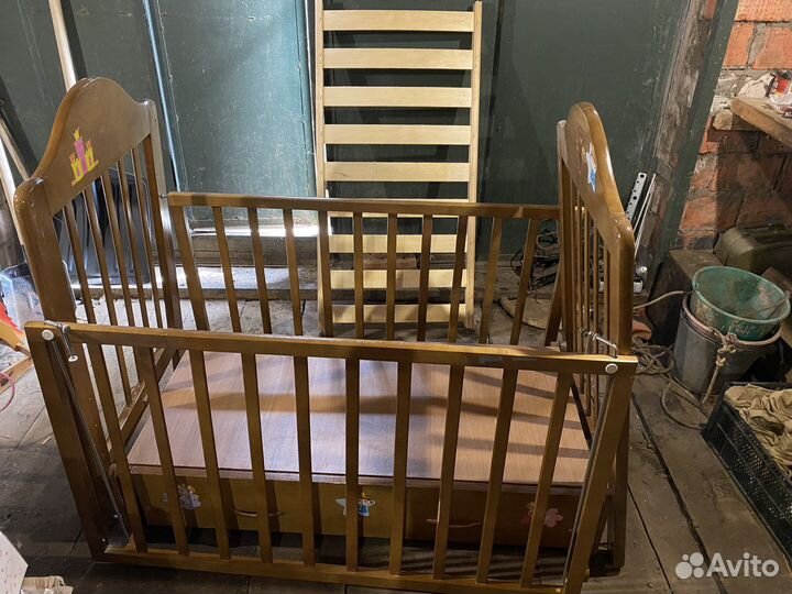 Детская кроватка с маятником и ящиком