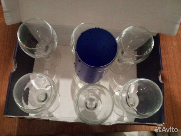 Стеклянные стаканчики и фужер