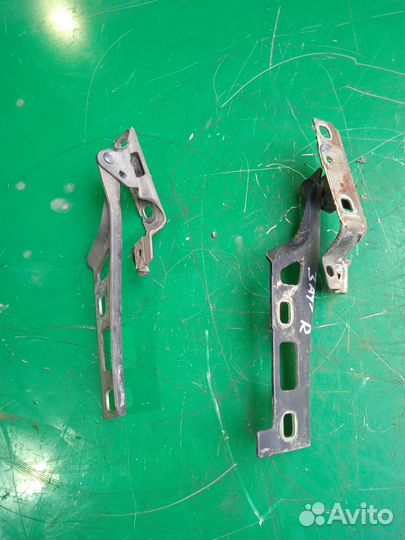 Петля капота Opel Zafira B