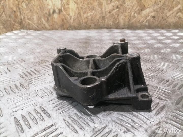 Кронштейн компрессора кондиционера Peugeot 307 200