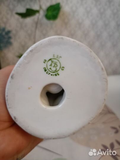 Фарфоровая статуэтка мальчик с мишкой