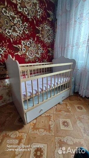 Детская кроватка с маятником и ящиком