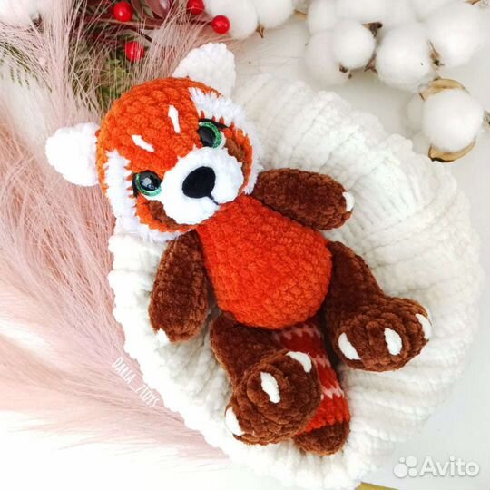 Вязаная игрушка красная панда
