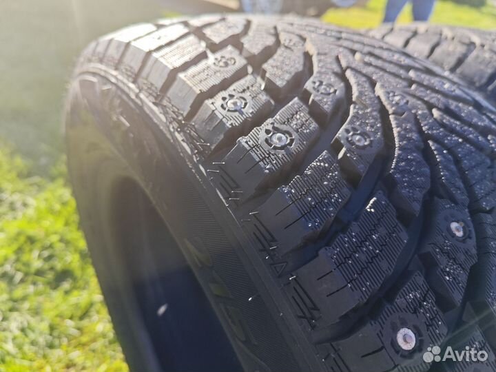 Landspider Arctictraxx 215/60 R17