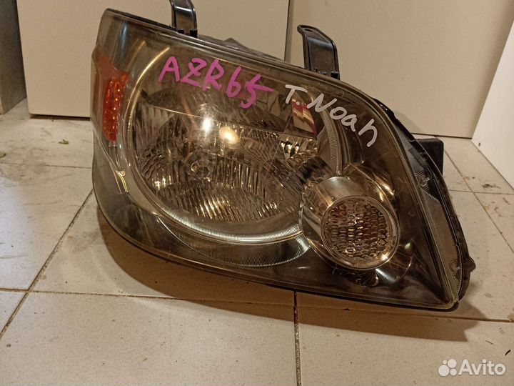 Фара Toyota Noah AZR60 65