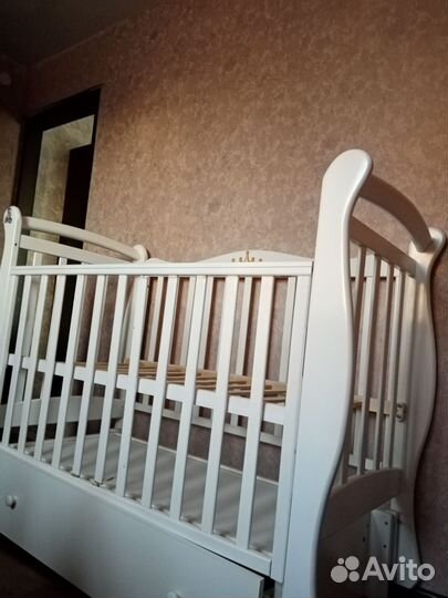 Детская кроватка с маятником