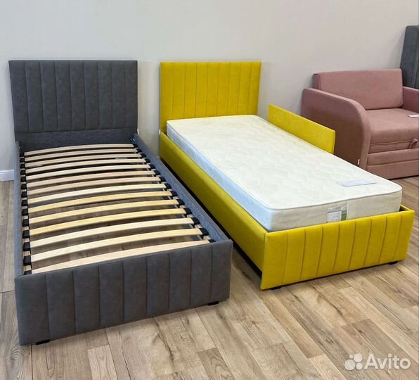 Детская кровать с мягкой спинкой